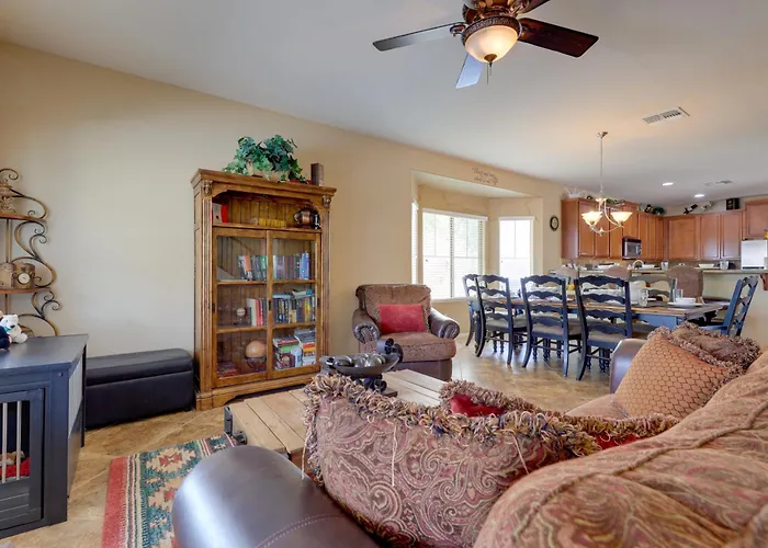 Desert Oasis: Fenced Yard W/ Hot Tub Holiday home *