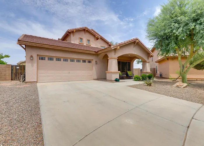 Desert Oasis: Fenced Yard W/ Hot Tub Holiday home *