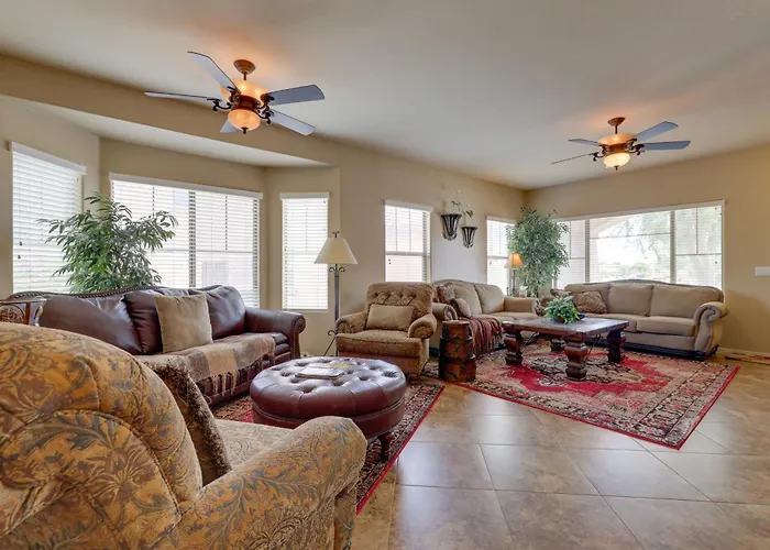 Desert Oasis: Fenced Yard W/ Hot Tub Holiday home *