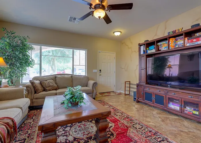 Desert Oasis: Fenced Yard W/ Hot Tub Holiday home *