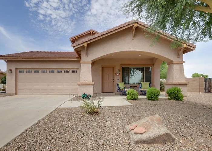 Desert Oasis: Fenced Yard W/ Hot Tub